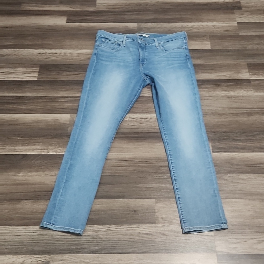 Levis 311 Skinny Jeans Light Wash Size 32 Inseam. 29'